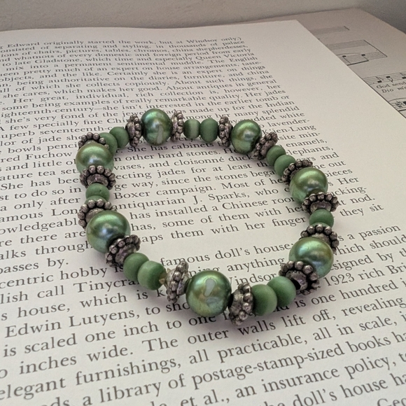 Elegant Green Beaded Bracelet - Picture 1 of 6